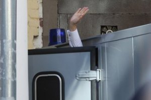 Источник: Тимошенко попросила развернуть автозак на подъезде к суду 