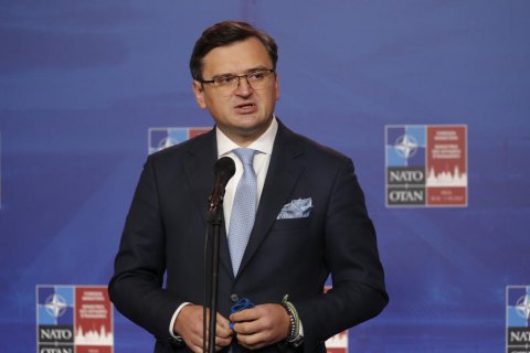 Кулеба поблагодарил главу МИД Британии за решение ввести санкции против России 