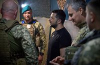 Зеленський відвідав українських бійців, які ведуть наступальні дії на Бахмутському напрямку