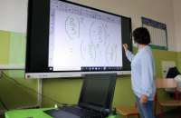 Кабмин в третий раз отсрочил действие постановления о зарплате учителей в четыре прожиточных минимума