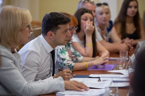 Зеленский встретился с семьями захваченных Россией украинских моряков