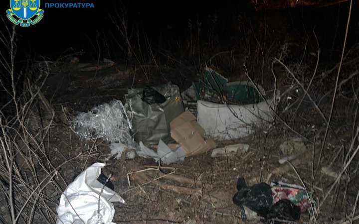 У Києві співробітник ритуальної служби викинув на пустир 20 урн із прахом  
