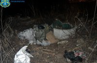 У Києві співробітник ритуальної служби викинув на пустир 20 урн із прахом  