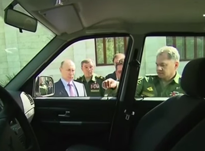​Российский генерал оторвал ручку двери, показывая УАЗ "Патриот" Путину
