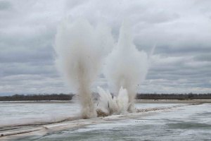 Сегодня на реках начнут подрывать лед