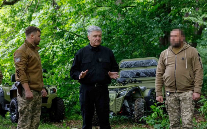 Порошенко привіз військовим на Харківщину FPV-дрони і техніку