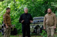 Порошенко привіз військовим на Харківщину FPV-дрони і техніку