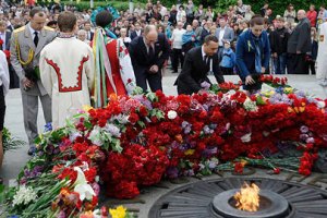 Оппозиция возложила цветы к Вечному огню