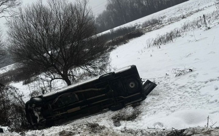 На Закарпатті перекинувся автобус із дітьми, є постраждалі