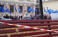 К приезду Азарова харьковской молодежи запретили сидеть на скамейках