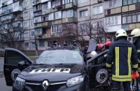 ​На бульваре Перова в Киеве автомобиль въехал в остановку, водитель погиб