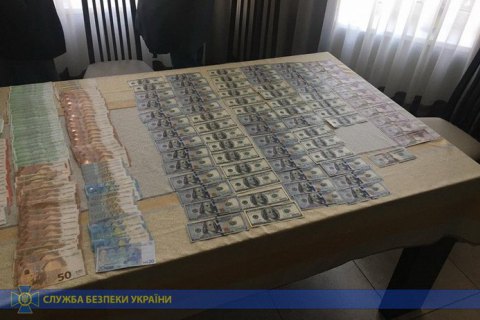 У ДБР розповіли, як хабарники намагалися позбутися грошей під час затримання: намагалися з'їсти, рвали та викидали 
