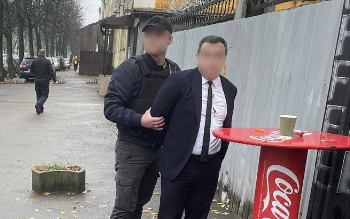 Посадовець митної служби отримав від іноземця хабар за перевезення незадекларованих 40 тисяч доларів, – прокуратура 