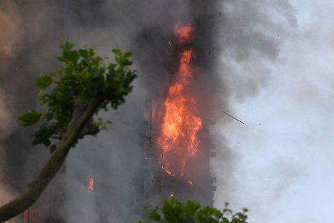 Число жертв пожара в Лондоне увеличилось до 12 человек
