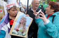 У Печерского суда продолжают митинговать 170 человек
