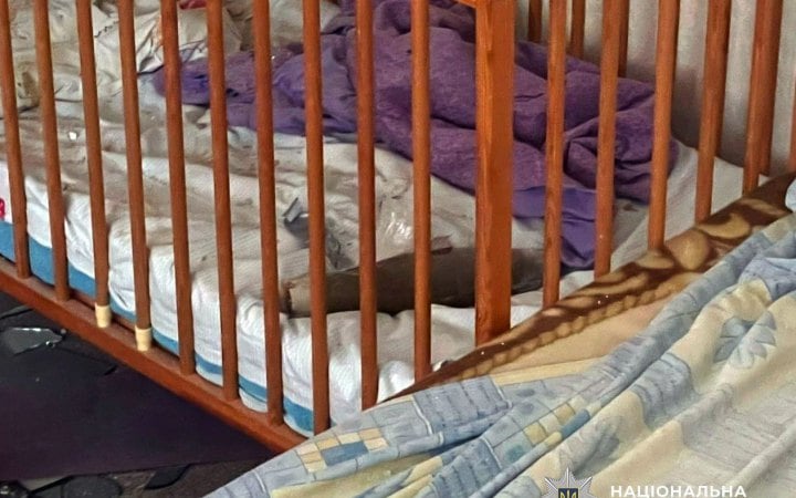 На Херсонщині російський боєприпас упав у дитяче ліжечко, де спав дворічний хлопчик