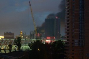 Возле метро "Крещатик" горел мусор и деревянная обшивка 