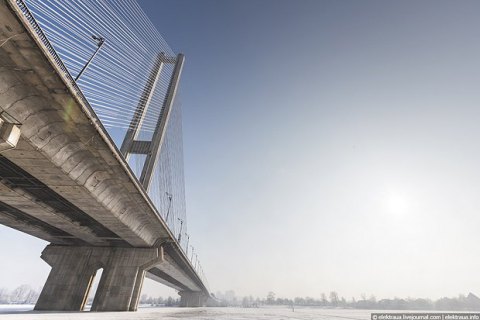 Полицейские в Киеве задержали троих мужчин, забравшихся на верхушку Южного моста