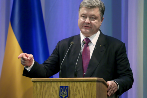 Порошенко резко осудил визит Путина в Крым 