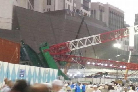 Украинские паломники не пострадали при падении крана на мечеть в Мекке
