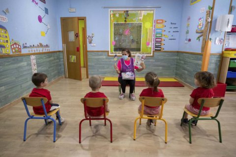 Родители не должны предоставлять справки с работы, чтобы ребенка взяли в детсад, - Степанов