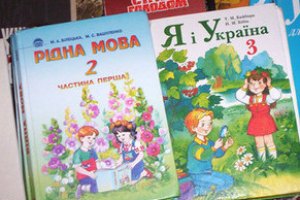 Табачник продовжує викладати мільйони за підручники