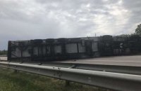 На трассе Киев-Одесса перевернувшаяся фура перекрыла дорогу