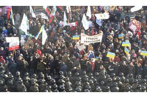 Собравшиеся возле Рады зажгли факелы