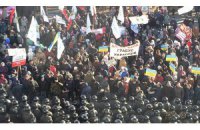 Собравшиеся возле Рады зажгли факелы