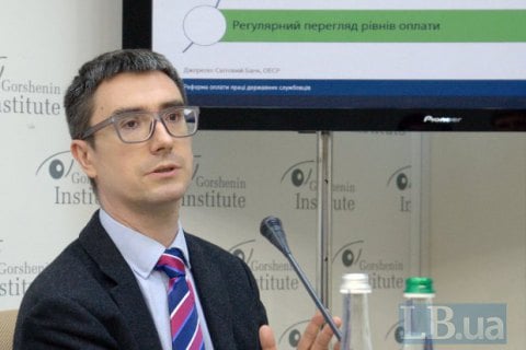 Госслужащим, пришедшим из частного сектора, зарплата насчитывается несправедливо, - эксперт
