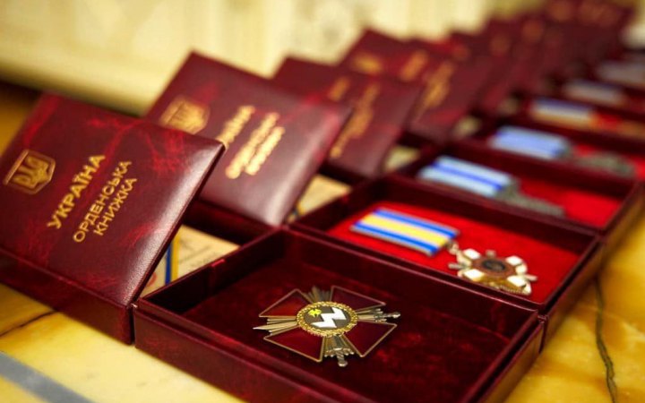 Зеленский отметил государственными наградами 203 украинских защитников