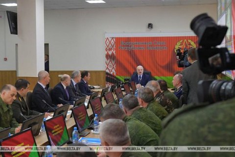 Лукашенко заявил. что никому страну не отдаст и посредники ему не нужны
