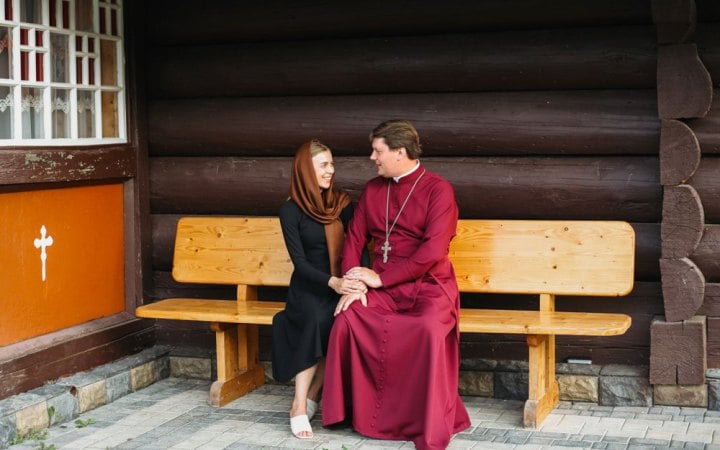 «Покликав заміж, але попередив, що я не буду на першому місці». Чому дівчата виходять заміж за священників 