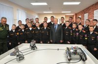 Суворовцы показали Путину "российских" роботов, которые сделаны в Южной Корее