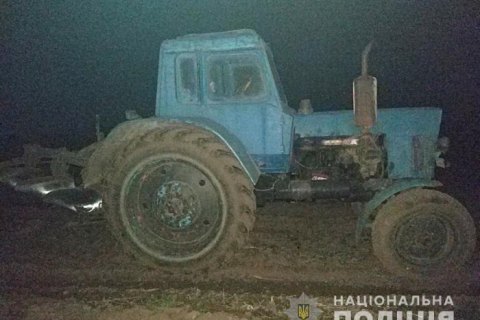 Поліція зі стріляниною затримала п'яного водія трактора, який збив жінку і намагався втекти в поле