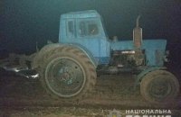 ​Полиция со стрельбой задержала пьяного водителя трактора, который сбил женщину и сбежал в поле