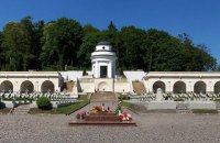 Польша отказалась от изображения львовского Мемориала орлят на своих паспортах