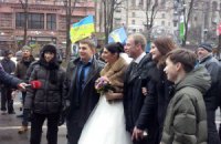 На Майдан вместо недовольных баррикадами киевлян пришли молодожены