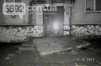 В Каменском упавший козырек подъезда убил человека