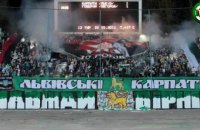 Фаны "Карпат" и "Львова" растрощили трибуну на львовском дерби