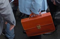 Муж Тимошенко засветился в суде с портфелем от Louis Vuitton