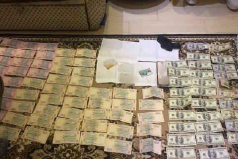Пойманный на взятке главный инспектор Киевской таможни пытался сбежать и попал в ДТП