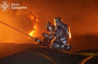 У Одесі унаслідок атаки РФ горіли резервуари із пальним, склад іграшок і будинок (доповнено)