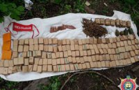 В нежилом доме возле Артемовска обнаружили арсенал оружия