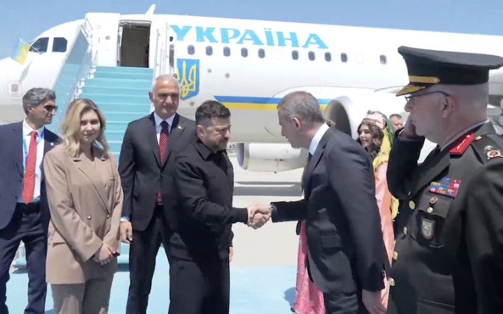 Зеленський прибув до Анкари, де нині стартує саміт НАТО. Що в порядку денному? (доповнено)