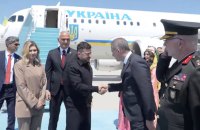 Зеленський прибув до Анкари, де нині стартує саміт НАТО. Що в порядку денному? (доповнено)