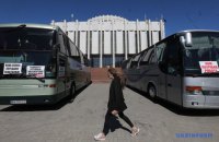 В центре Киева автоперевозчики на митинге требуют возобновления междугороднего пассажирского сообщения