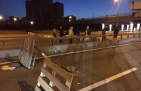 Владельцы киосков в переходе метро "Харьковская" в Киеве перекрыли проспект Бажана