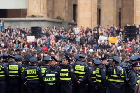 Полиция снесла палатки митингующих  против жесткой борьбы с наркотиками в Тбилиси