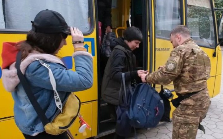 Військові евакуювали з Бахмута десятьох людей